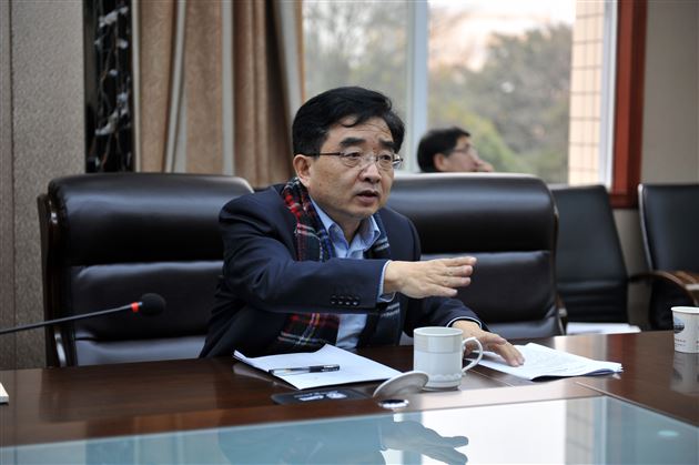 全国基础外语教育研究培训中心常务副理事长、教育部《英语课程标准》研制专家组核心成员,北京外国语大学教授张连仲教授莅临棠外指导高中英语课题