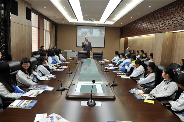 美国大学LSU校长到访我校并为学生做公益讲座
