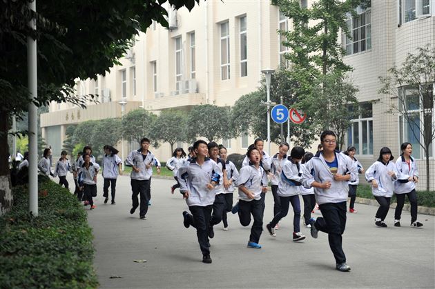 增强逃生技能,构建平安校园——棠外初中部开展师生应急逃生演练
