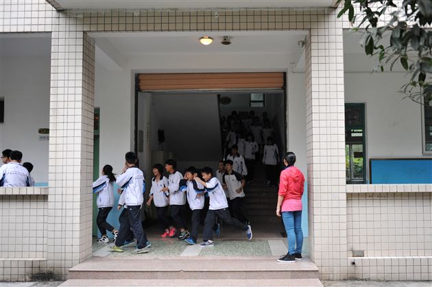 增强逃生技能,构建平安校园——棠外初中部开展师生应急逃生演练