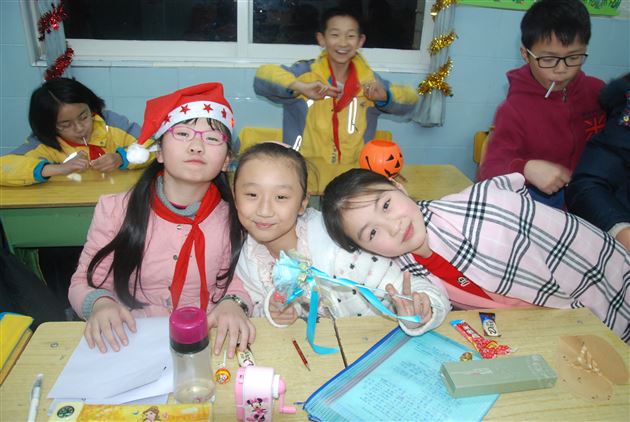 快乐的节日 欢乐的海洋——记棠外附小师生家长欢聚一堂庆“圣诞、元旦”会