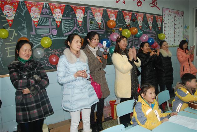 快乐的节日 欢乐的海洋——记棠外附小师生家长欢聚一堂庆“圣诞、元旦”会