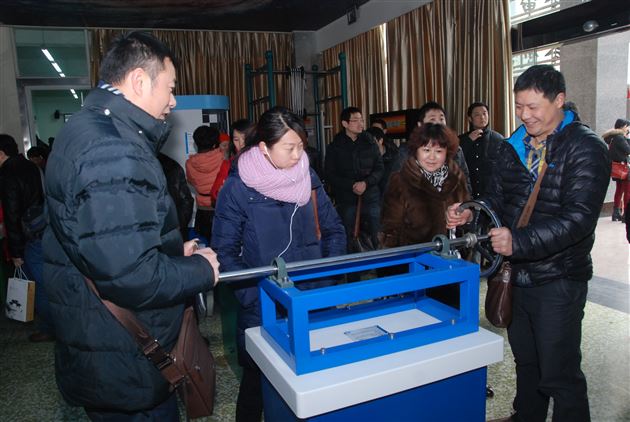 成都市科协组织教师参观团赴棠外参观交流