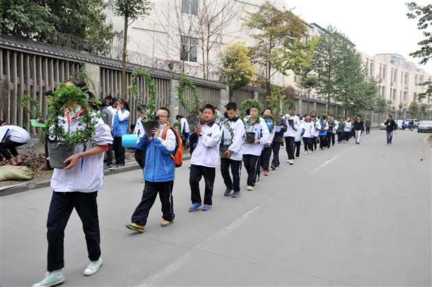 待来年,共赏花香满墙——记棠外师生“植树节”美化校园行动