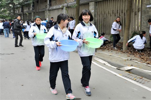待来年,共赏花香满墙——记棠外师生“植树节”美化校园行动
