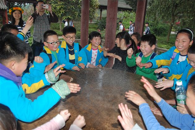探寻春之迹,花舞人间游——记棠外附小二、三年级社会实践活动