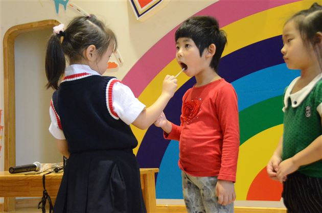 保护牙齿,从小做起——记棠外实验幼稚园家长义工进课堂活动