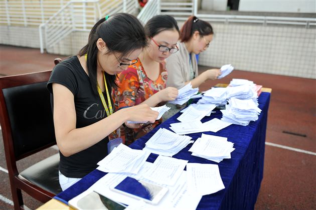 抒豪情何须观望徘徊 展抱负务必青春年少