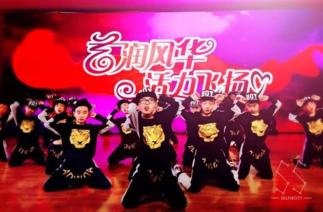 《酷旋小子》炫亮艺术舞台——棠外附小街舞《酷旋小子》参加四川省学校体育艺术区域整体推进改革试点推进会双流县艺术教育成果展演
