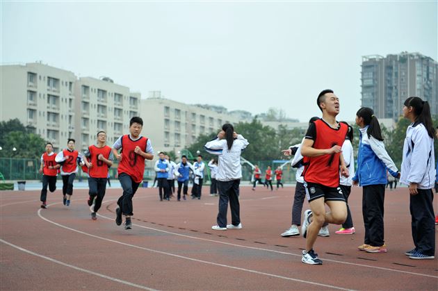 抓学习兼顾健体魄,少年强才能中国强——棠外初2013级举行 “一二·九” 纪念活动暨师生趣味运动会