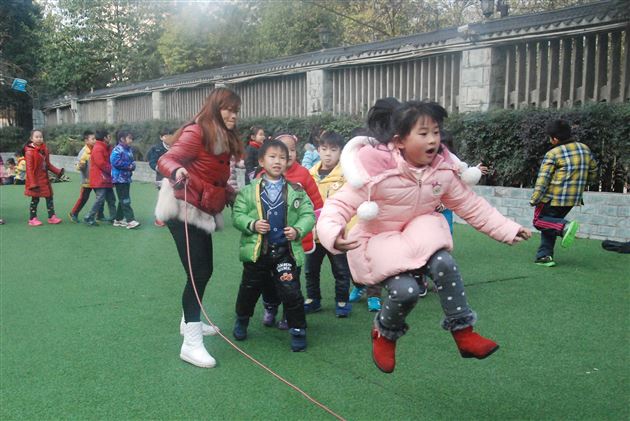 长绳舞动,跳出冬日热情——棠外附小举行跳长绳比赛