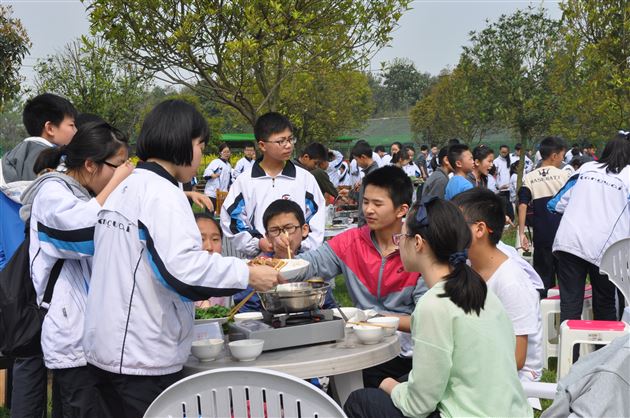 点亮生命 放飞梦想——记棠外初一年级格林庄园踏青体验活动