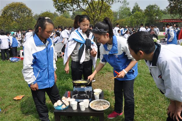 点亮生命 放飞梦想——记棠外初一年级格林庄园踏青体验活动