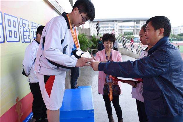 雏鹰展翅,驰骋赛场——棠外初、高中部举行第十三届学生田径运动会