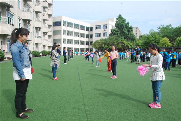 五彩毽子飞起来——记棠外附小春季踢毽子比赛