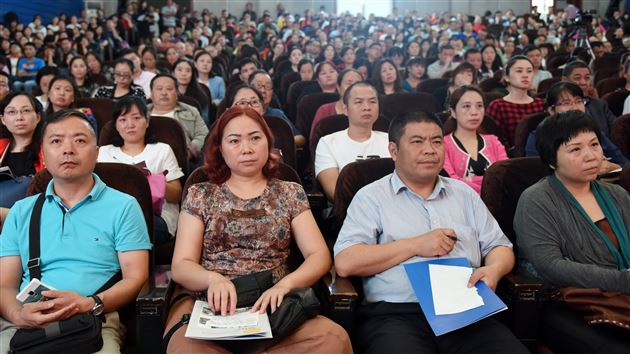 助力初三,做最好的家长——棠外初2014级召开亲子教育报告会暨中考、招生宣讲会