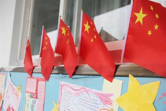 手抄报活动迎国庆 班级文化墙点燃爱国情