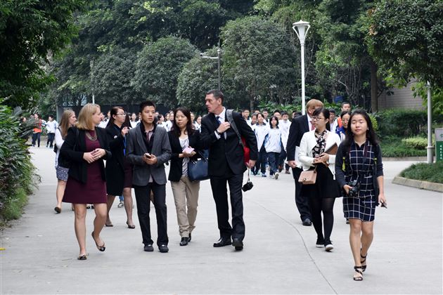 美国新绿洲教师访问团来我校交流访问
