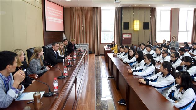 美国新绿洲教师访问团来我校交流访问