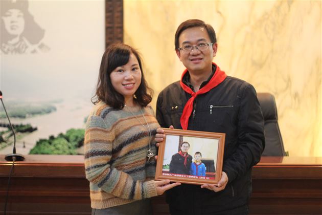 多彩光世界,点亮中国梦——记棠外附小二年级家长义工课堂