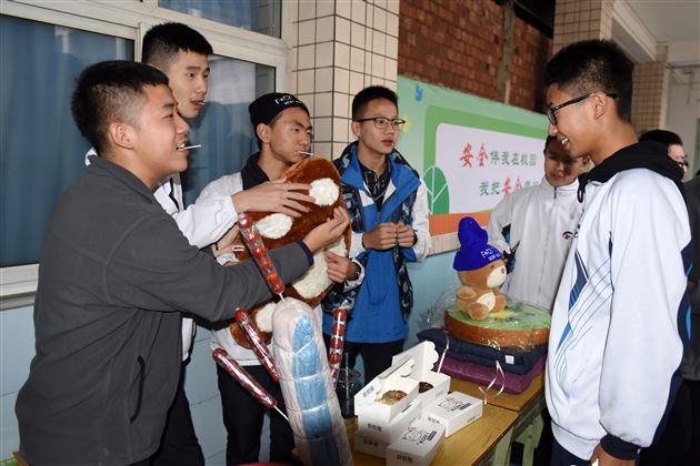 三千余学子求仁得仁 十三载义卖知爱懂爱——记棠外冬季大型爱心义卖活动