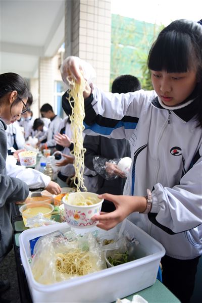 三千余学子求仁得仁 十三载义卖知爱懂爱——记棠外冬季大型爱心义卖活动