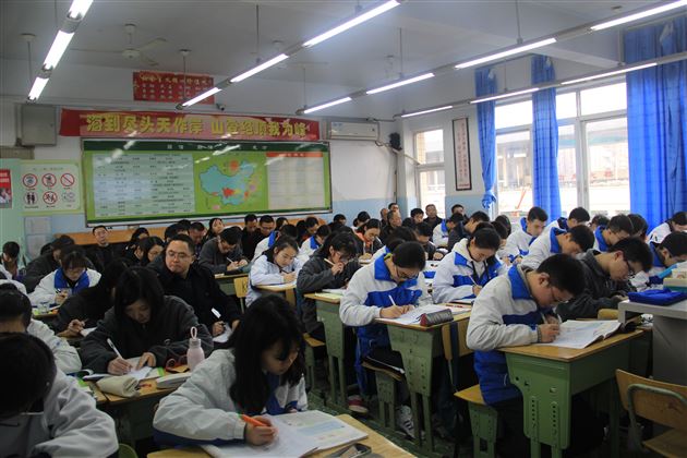 棠外高中部教师黄强为区教研活动献课