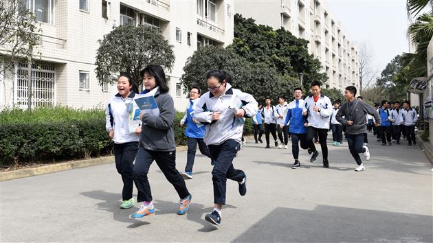 生命高于一切,演练防患未然——棠外师生开展公寓紧急逃生疏散演练