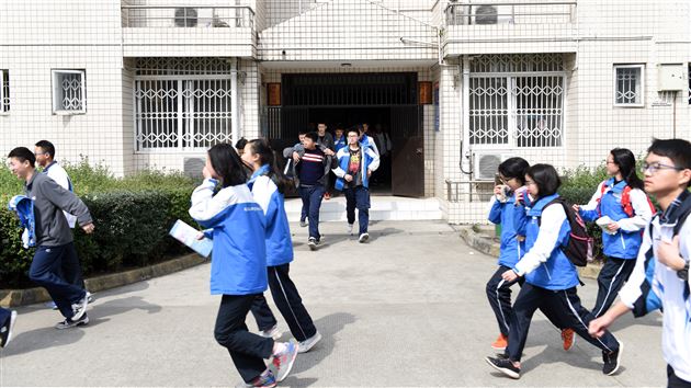生命高于一切,演练防患未然——棠外师生开展公寓紧急逃生疏散演练