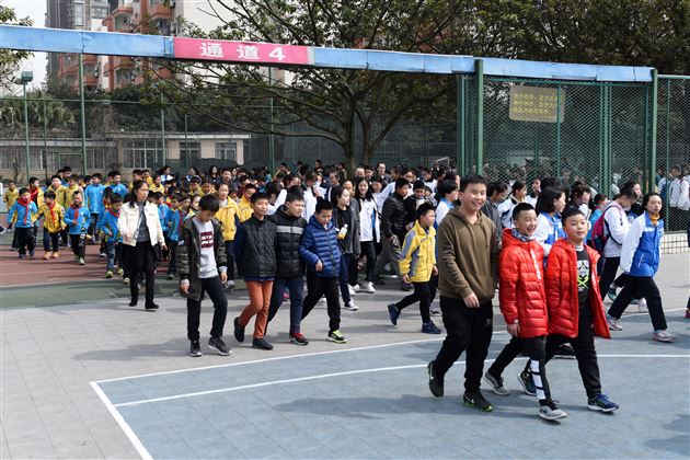 生命高于一切,演练防患未然——棠外师生开展公寓紧急逃生疏散演练
