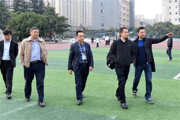 成都市教育局体卫艺处处长吴小刚一行莅临棠外调研