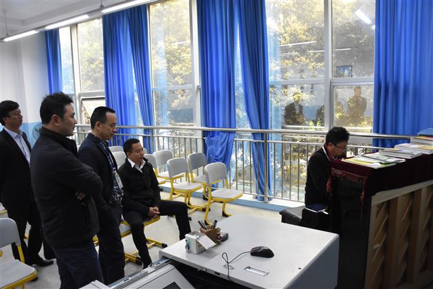 成都市教育局体卫艺处处长吴小刚一行莅临棠外调研