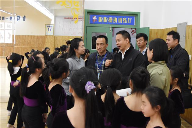 成都市教育局体卫艺处处长吴小刚一行莅临棠外调研