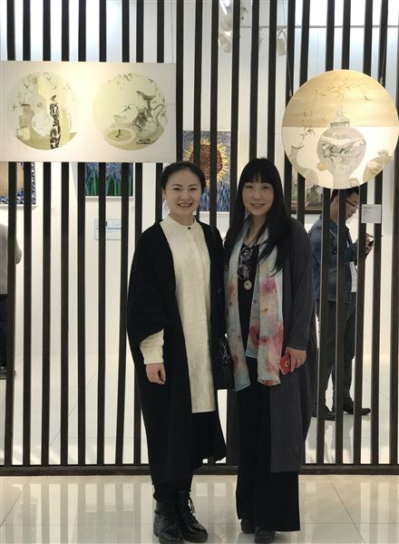 中国女子画会会长曾红婕女士与我校美术教师代伟鹤合影