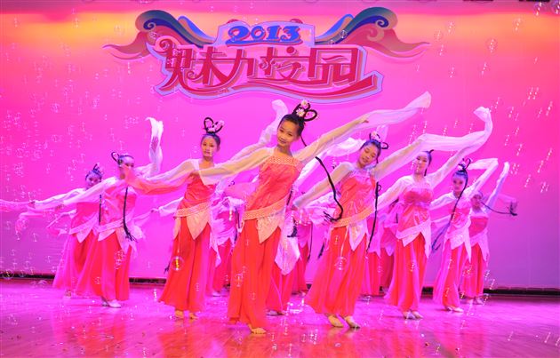 段明君初中时参加演出群舞《桃夭》剧照