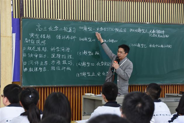 以课题研究为引领,以课例研讨为助推<br />运用极课技术,实现精准教学