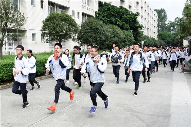 生命最可贵 安全第一位——棠外师生开展公寓紧急逃生疏散演练