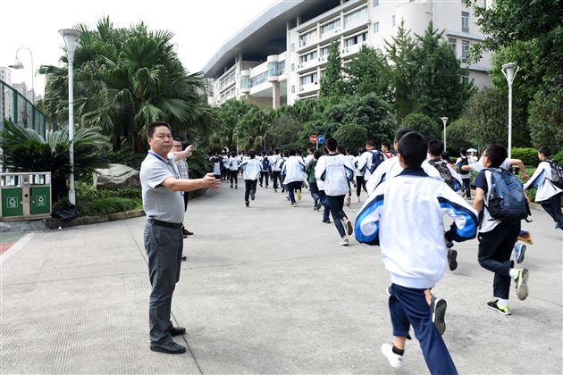 生命最可贵 安全第一位——棠外师生开展公寓紧急逃生疏散演练