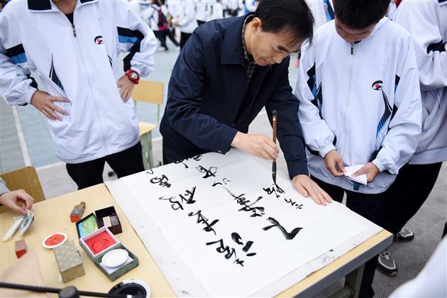 智慧创造财富 爱心汇聚温暖——记棠外第十四届师生爱心义卖活动