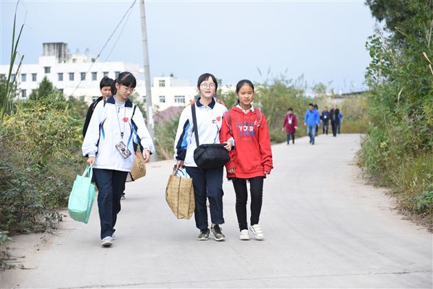 “同伴的力量”——成都棠湖外国语学校与新桥中学、新太初中、新太小学结对仪式暨关爱农村留守儿童帮扶活动