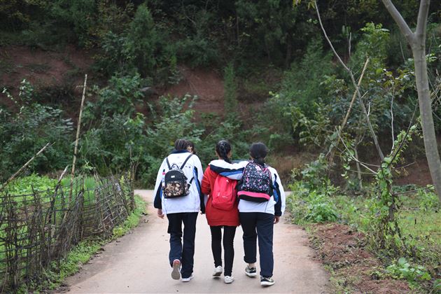“同伴的力量”——成都棠湖外国语学校与新桥中学、新太初中、新太小学结对仪式暨关爱农村留守儿童帮扶活动