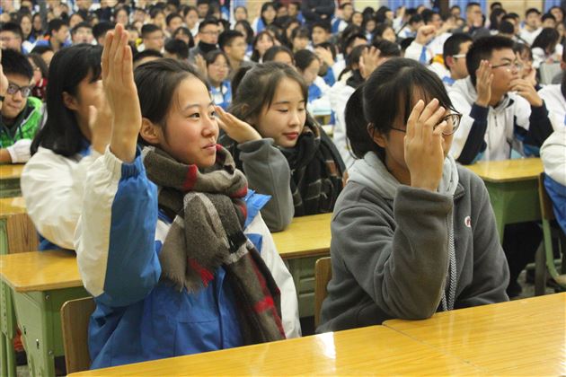 你我参与 为“艾”努力——四川大学华西公共卫生学院学生进校开展防艾讲座