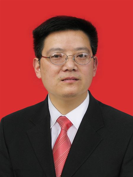姚 平,男,1965年09月生,1989年8月参加工作,1989年6月加入中国共产党,本科学历,党委委员、副校长兼初中部负责人。