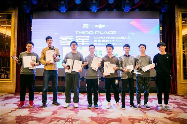 我校高2016级8班严康正同学获得季军(右三)