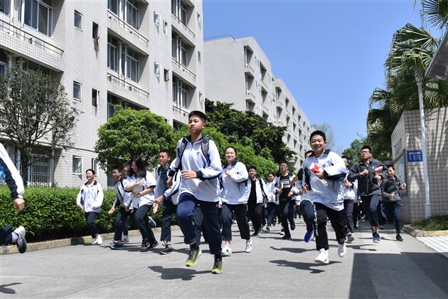 生命可贵 防患未然——棠外师生开展公寓紧急逃生疏散演练