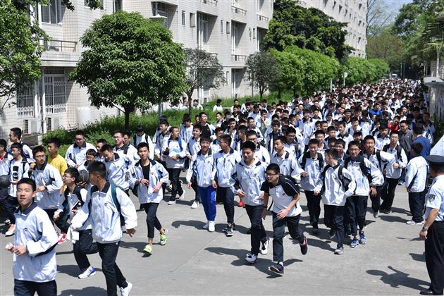 生命可贵 防患未然——棠外师生开展公寓紧急逃生疏散演练