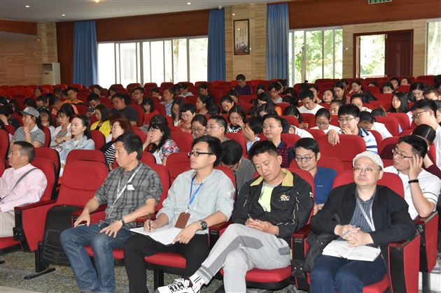 懂法律讲师德细管理促学风——初中支部召开全体党员大会