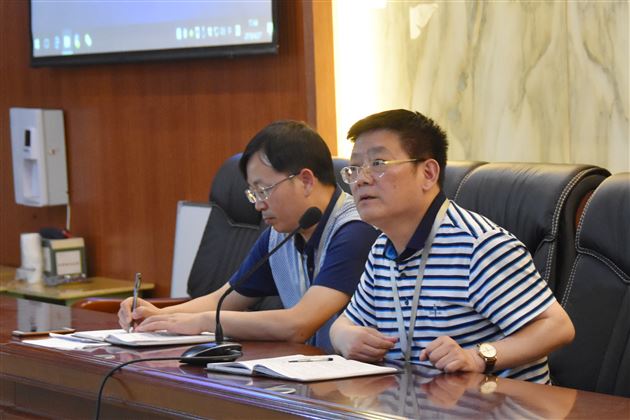 懂法律讲师德细管理促学风——初中支部召开全体党员大会