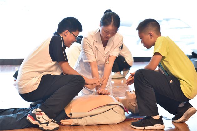棠外2018年“五四青年节系列活动”之向上吧,急救青年!急救培训活动开展