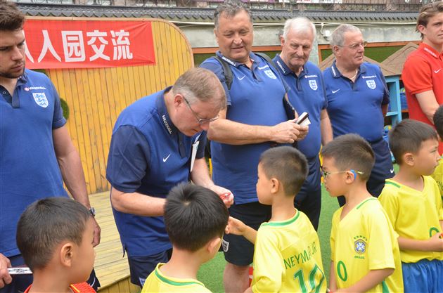 英格兰U19国家足球队到访棠外实验幼儿园